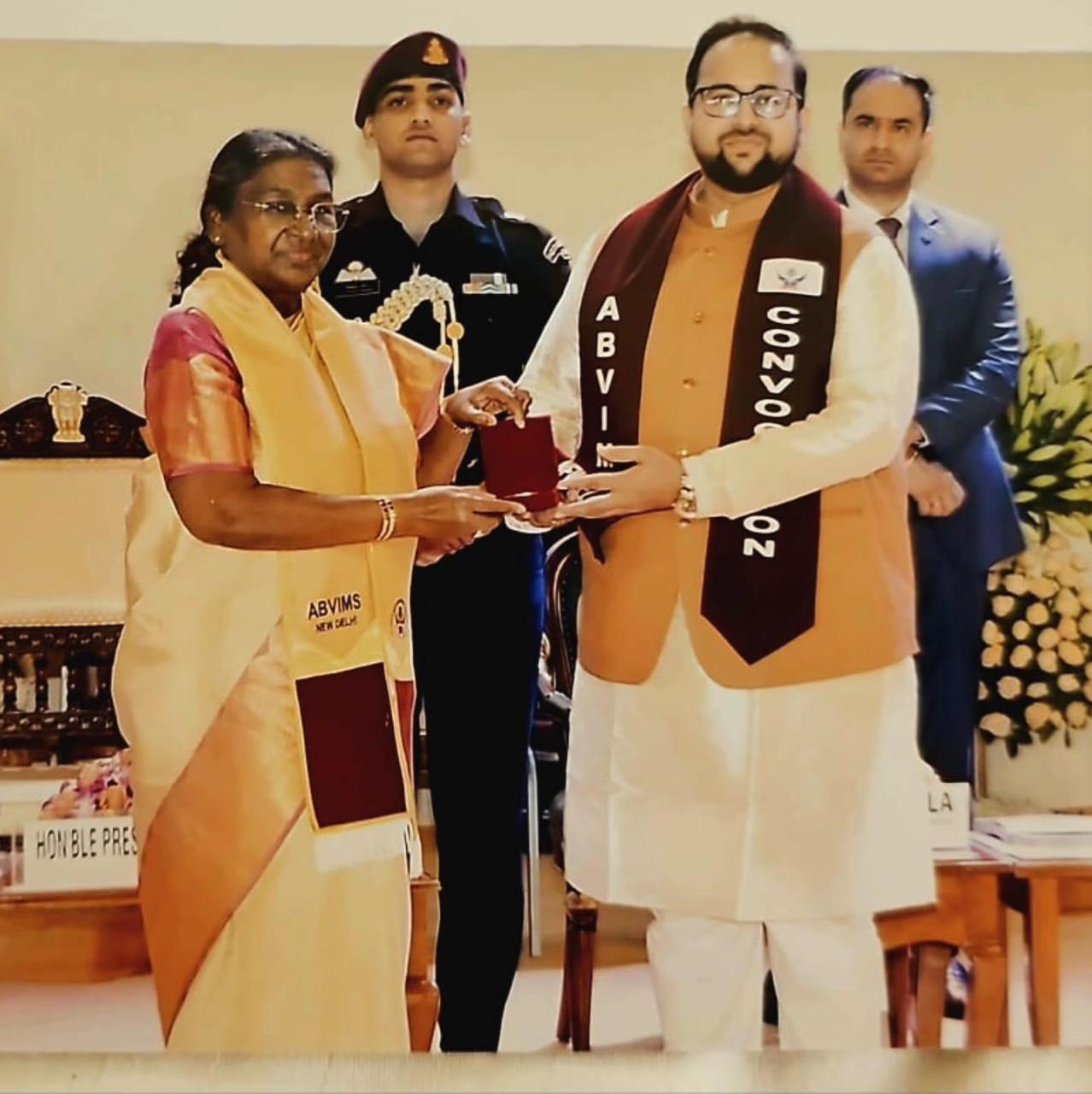 Dr. Pushkar Ranade receiving the Gold Medal for topping MCh Neurosurgery from President Droupadi Murmu